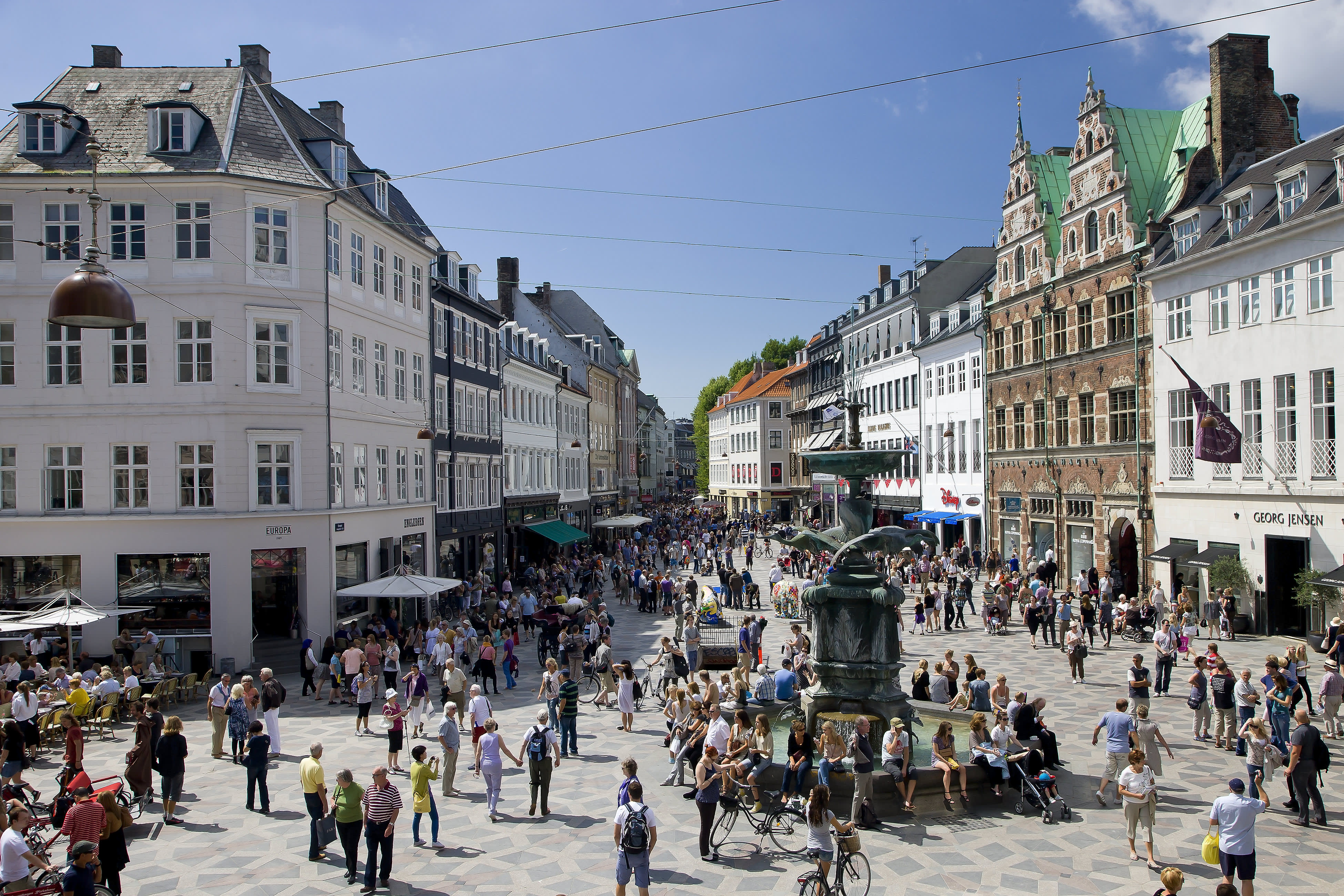 Making My Way Downtown, Walking Fast: 5 Ways Walkable Cities Benefit People & the Environment